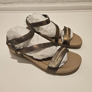 NWT Aetrex Gabby Women’s Bronze Brown Quarter Strap Comfort Sandal, Size 10